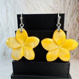 Beautiful vintage yellow flower shell pierced earrings